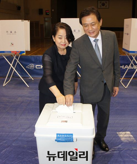 ▲ 김병우 충북교육감이 9일 부인 김영애 여사와 함께 청주 산남동의 한 투표소에서 제19대 대통령선거 투표를 하고 있다.ⓒ김종혁 기자