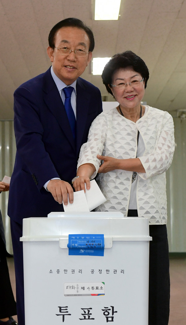 ▲ 김관용 도지사가 9일 오전 8시 부인 김춘희 여사와 함께 안동에서 대선 투표를 하고 있다.ⓒ경북도