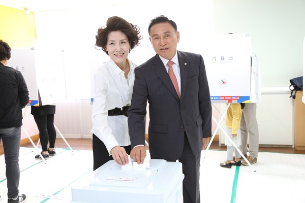 ▲ 구본영 천안시장이 9일 용소초등학교에 마련된 투표소에서 부인 정혜정 여사와 함께 투표하고 있다.ⓒ천안시