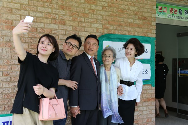 ▲ 구본영 천안시장이 9일 천안 용소초등학교에 마련된 일봉동 제4투표소에서 가족과 함께 투표를 마치고 인증샷을 찍고 있다.ⓒ천안시