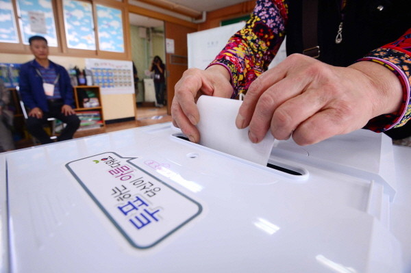 ▲ 19대 대선 투표일인 9일 서울 종로구 재동초등학교에 마련된 가회동 투표소에서 유권자들이 투표를 하고 있다. ⓒ 뉴시스
