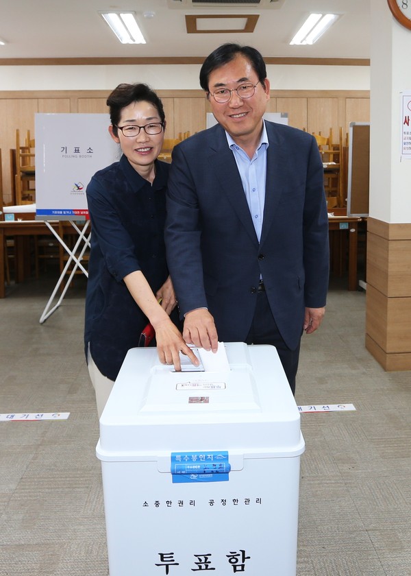 ▲ 나용찬 괴산군수가 9일 괴산여성회관에 마련된 제1투표소에서 부인 안미선씨와 함께 투표하고 있다.ⓒ괴산군