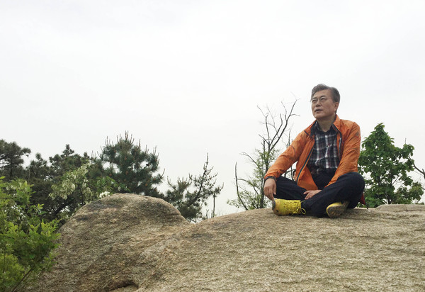 ▲ 문재인 더불어민주당 대선 후보가 9일 오전 제19대 대통령선거 투표를 마치고 서울 서대문구 홍은동 자택 뒷산에 올라 먼산을 바라보고 있다.ⓒ뉴시스