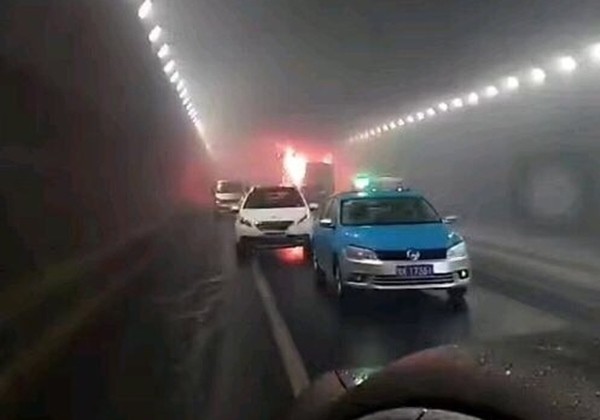 중국 산둥(山東)성 웨이하이(威海)시에 위치한 한 터널에서 교통사고로 인한 화재가 발생해 한국 국적의 어린이 다수가 숨졌다. 사진은 中'루망(鲁网)' 관련 기사 페이지 일부.ⓒ中'루망(鲁网)' 홈페이지 캡쳐