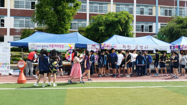 ▲ 지난 8일 청도군 모계고등학교에서 진행된 이동거리상담 운영 모습.ⓒ청도군