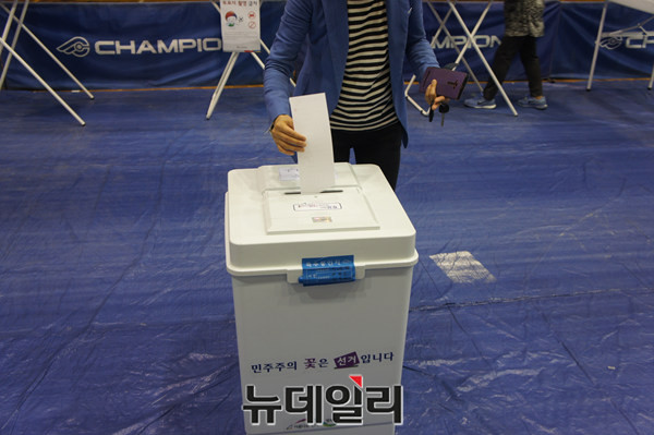 ▲ 9일 충북 청주시의 한 투표소에서 유권자가 투표용지를 넣고 있다.ⓒ김종혁 기자