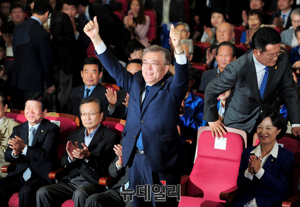 ▲ 더불어민주당 문재인 후보가 9일 출구조사 직후 의원회관의 민주당 개표상황실을 찾았다. 이해찬 의원이 옆에서 박수를 치고 있다. ⓒ뉴데일리 공준표 기자