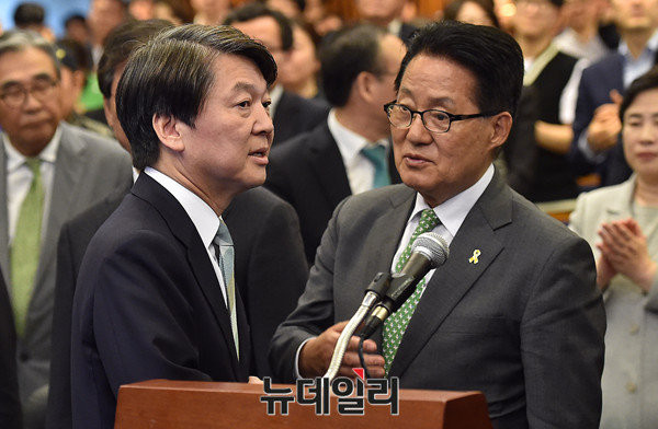 ▲ 국민의당 안철수 대선후보가 9일 국회 헌정기념관 개표상황실에서 박지원 대표와 이야기를 나누고 있다. ⓒ뉴데일리 이종현 기자