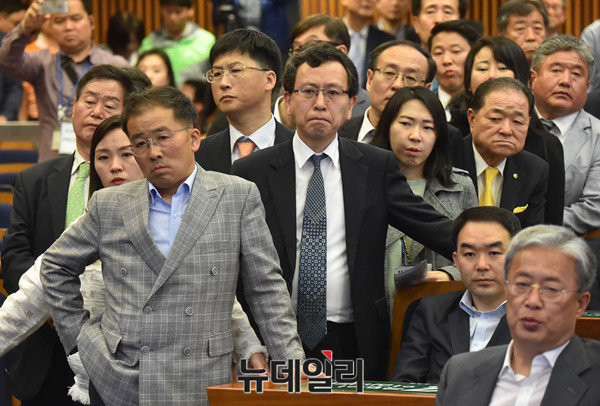 ▲ 국민의당 소속 의원들과 당직자들이 9일 국회 헌정기념관의 개표상황실에서 안철수 후보가 크게 뒤진 방송3사 출구조사 결과를 보고는 심각한 표정을 짓고 있다. ⓒ뉴데일리 이종현 기자