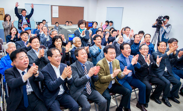 ▲ 도종환·변재일·오제세 의원 등 더불어민주당 충북도당 당직자들이 9일 오후 8시 청주시 율량동 당사에서 제19대 대선 출구조사 결과가 발표되자 박수를 치며 환호하고 있다. ⓒ더불어민주당 충북도당