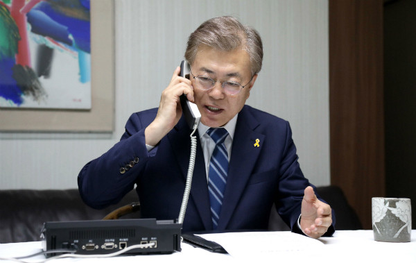 ▲ 문재인 대통령이 10일 서울 홍은동 사저에서 이순진 합참의장과 통화하며 북한 관련 동향을 보고받고 있다. ⓒ뉴시스 사진DB