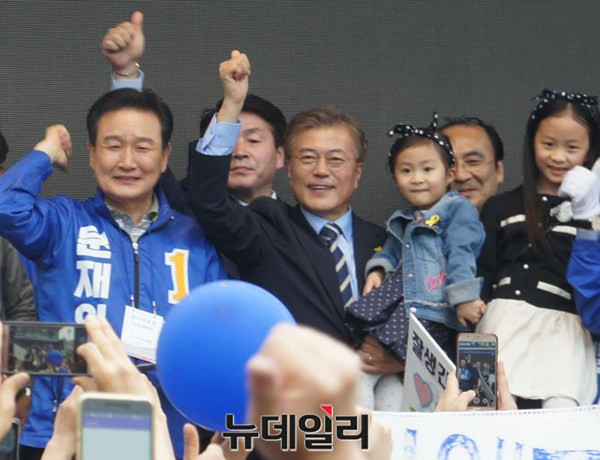 ▲ 제19대 대통령으로 당선된 더불어민주당 문재인 후보가 지난 8일 충북 청주터미널 인근에서 유세를 펼치고 있다.ⓒ김종혁 기자