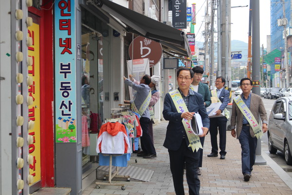 ▲ 오는 26일부터 3일간 개최되는 농다리축제 홍보를 위해 10일 오후 축제추진위원회(위원장 장주식) 관계자 20여명이 진천읍 시가지를 돌며 포스터 부착 및 리플렛을 배포하고 있다.ⓒ진천군