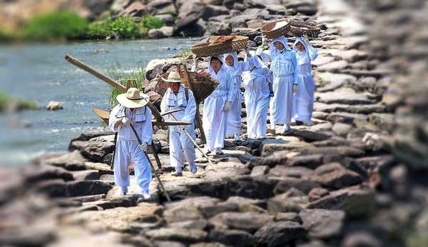 ▲ 진천 농다리축제.(농사철 다리밟기 시연)ⓒ진천군