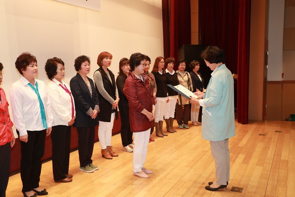 ▲ 예천군 상반기 여성교육 수료식이 10일 청소년수련관에서 열린 가운데 수료생이 수료증을 받고 있다.ⓒ예천군