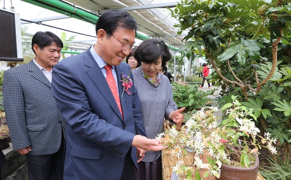 ▲ 나용찬 괴산군수가 10일 열린 야생화 전시장을 둘러보고 있다.ⓒ괴산군
