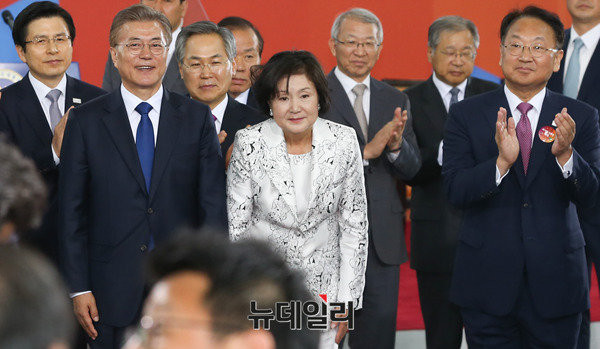 ▲ 문재인 대통령이 10일 국회에서 취임선서를 한 가운데, 황교안 국무총리(사진 왼쪽)와 유일호 경제부총리(오른쪽)가 신임 대통령 내외를 수행하며 박수를 치고 있다. ⓒ국회 사진공동취재단