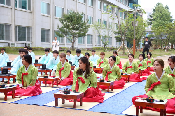 ▲ 충북도립대학이 10일 성년을 맞는 학생 50여명을 대상으로 전통 성년례를 가졌다.ⓒ충북도립대학