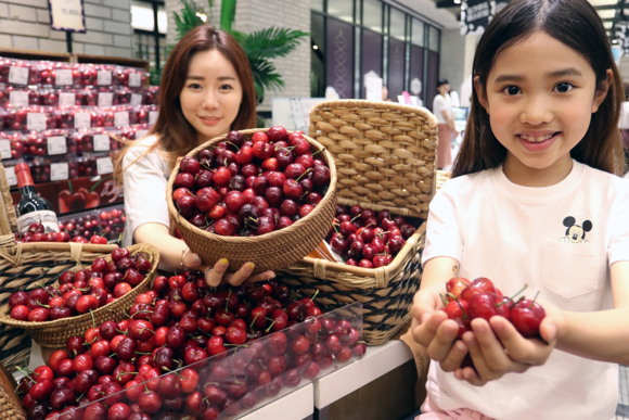 ▲ 신세계 모델들이 햇 체리를 선보이고 있다. ⓒ신세계백화점