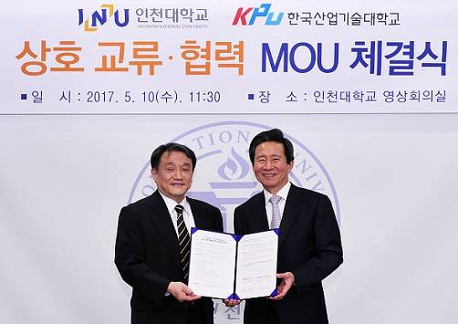 ▲ 10일 인천 연수구 인천대학교에서 열린 '상호 교류·협력 MOU 체결식'에서 조동성 인천대 총장(왼쪽), 이재훈 한국산업기술대 총장이 기념사진을 촬영하고 있다. ⓒ인천대