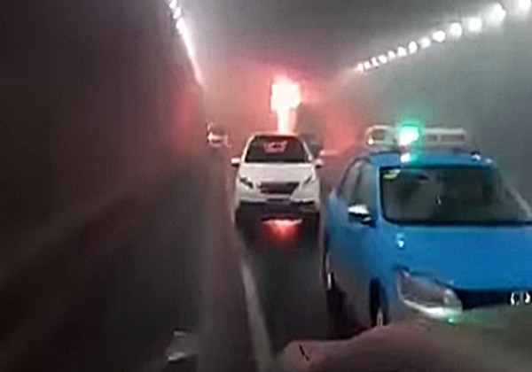 ▲ 시진핑 중국 국가주석이 지난 9일 중국 산둥(山東)성 웨이하이(威海)시에서 발생한 한국국제학교 유치원 통학버스 화재 참사 처리에 만전을 기할 것을 지시했다. 사진은 사고버스에서 화염이 치솟고 있는 모습.ⓒ中웨이보 영상 캡쳐