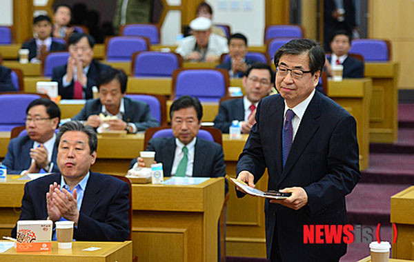 ▲ 2014년 4월 새누리당 통일경제교실에서 강연하기 위해 나서는 서 훈 국정원장 내정자. ⓒ뉴시스. 무단전재 및 재배포 금지.