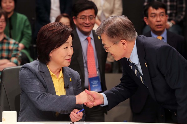 ▲ (왼쪽부터) 심상정 정의당 대표와 문재인 대통령이 악수를 나누는 모습. ⓒ뉴시스