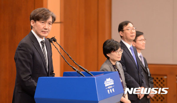 ▲ 11일 청와대 춘추관에게 기자들에게 인사하는 조 국 청와대 민정수석. ⓒ뉴시스. 무단전재 및 재배포 금지.