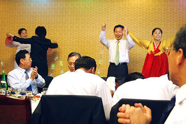 ▲ 2006년 10월 20일 당시 '춤판' 논란을 빚었던 열린우리당 지도부의 개성공단 방북. 이때는 북한이 첫 핵실험을 실시한 뒤여서 방북 반대여론이 비등했을 때다. ⓒ연합뉴스-국회사진기자단. 무단전재 및 재배포 금지.