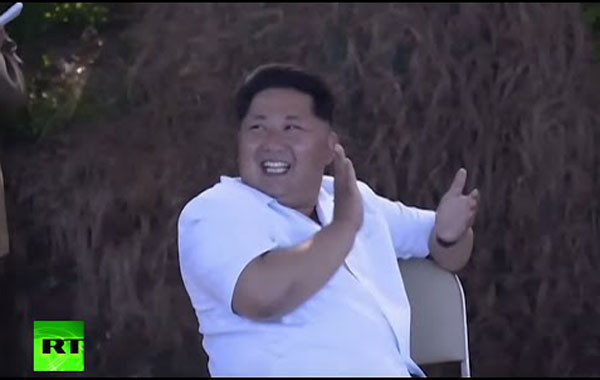▲ 환하게 웃으면서 박수치는 김정은. 지금 한국 대선결과를 보는 김정은은 어떤 기분일까. ⓒ러시아투데이(RT) 북한관련 보도화면 캡쳐