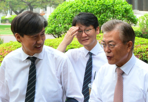 ▲ 문재인 대통령과 조국 민정수석이 11일 청와대에서 오찬을 마치고 차담회 장소로 이동하는 와중에 나란히 서서 대화를 나누고 있다. 뒷쪽에서 대화에 배석해 있는 인물은 권혁기 춘추관장이다. ⓒ뉴시스 사진DB