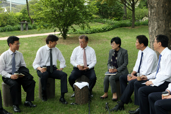 ▲ 문재인 대통령과 청와대 비서실장·수석비서관들이 11일 오찬을 마치고 경내에서 차담회를 갖고 있다. 문재인 대통령이 자신의 오른편에 앉은 조국 수석과 환담하고 있는 가운데, 왼편의 조현옥 인사수석 너머 자리한 임종석 비서실장이 이를 경청하고 있다. ⓒ뉴시스 사진DB