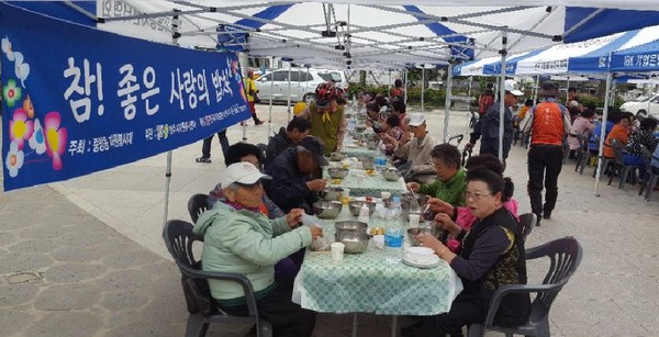 ▲ 충북 청주시자원봉사센터가 11일 중앙동 청소년광장에서 관내 홀몸어르신과 취약계층 300여명에게 식사를 제공하며 올해 ‘참 좋은 사랑의 밥차’ 사업을 시작했다.ⓒ청주시