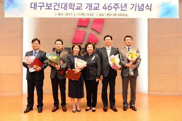 ▲ 공로상을 받은 교직원이 기념 촬영을 했다. 사진 왼쪽부터 김기형 팀장, 이윤구 센터장, 석은조 원장, 남성희 총장, 최영상 교수, 노현태 처장.ⓒ대구보건대