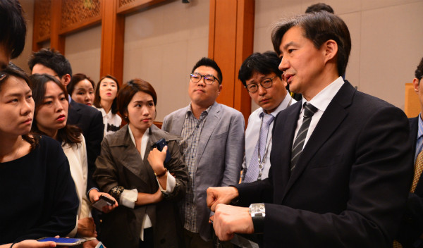 ▲ 조국 청와대 민정수석이 11일 청와대에서 인선 발표가 난 직후, 취재진에 둘러싸인 채 질문에 답하고 있다. ⓒ뉴시스 사진DB