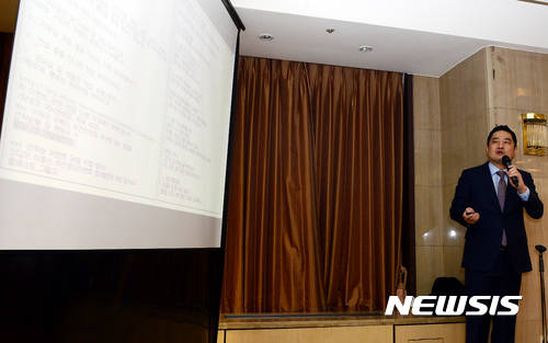 ▲ 지난 3월 서울 중구 프레스센터에서 진행된 '사교육 불법홍보 고발 기자회견'에서 강용석 변호사가 이투스교육의 불법 홍보 의혹을 제기하며 관련 증거를 공개하고 있다. ⓒ뉴시스