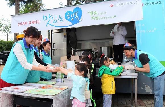 ▲ 지난 10일 신세계푸드 임직원들이 경북 경주시 한부모 복지시설 애가원을 방문해 입소 가정 아동과 친구 100명에게 중화요리와 선물을 제공하는 맛있는 행복 밥차 봉사활동을 펼쳤다. ⓒ신세계푸드