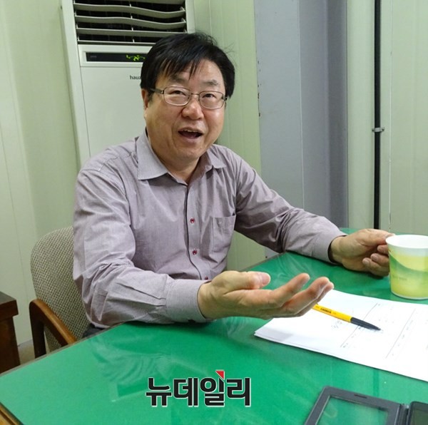 ▲ 박동복 제일종묘농산 대표가 사무실에서 항암배추 등과 관련해 설명하고 있다.ⓒ김정원기자