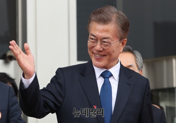 ▲ 최근 미·일·중 정상과의 연쇄 전화통화를 한 문재인 대통령이 해당 국가에 특사를 파견할 방침인 것으로 알려졌다. 사진은 문재인 대통령.ⓒ사진=공동취재단