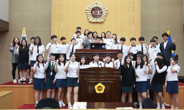 ▲ 충북 진천 광혜원중학교 학생 30여명이 12일 충북도의회에서 의정활동을 체험했다.ⓒ충북도의회
