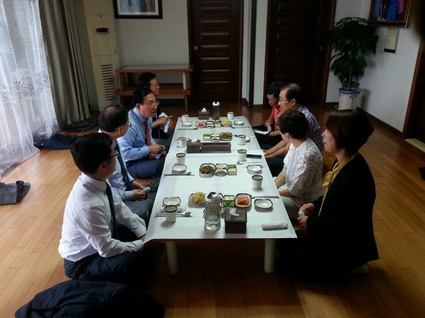 ▲ 나용찬 괴산군수가 12일 군수 보궐선거에 낙선한 후보들과 한 식당에서 간담회를 가졌다.ⓒ괴산군