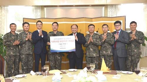 ▲ 효성 관계자와 육군 본부 관계자들이 기금 전달식을 마치고 기념촬영을 하고 있다. ⓒ효성