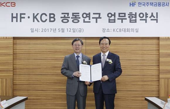 ▲ (왼쪽부터) 김재천 주택금융공사 사장과 강문호 코리아크레딧뷰로 사장이 12일 서울 종로구 KCB 본사에서 공동 연구를 위한 업무협약 체결 후 기념촬영을 하고 있다. ⓒ 주택금융공사