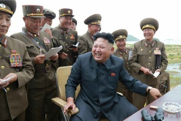 ▲ "이번에는 우리가 이겼어!" 활짝 웃는 김정은. RFA 소식통들은 "북한 노동당 간부들은 문재인 정부 출범에 큰 기대를 걸고 있다고 한다. ⓒ北선전매체 화면캡쳐.