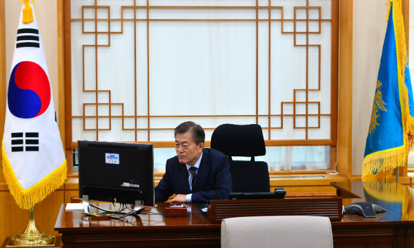 ▲ 청와대 여민관 집무실에서 근무하고 있는 문재인 대통령의 모습. ⓒ뉴시스 사진DB