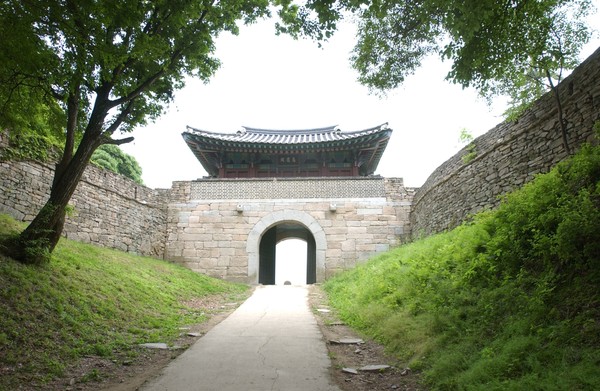 ▲ 문경시와 울진군이 문화체육관광부에서 공모한 ‘2017년 생태테마관광 육성 사업’ 대상지로 선정됐다. 사진은 문경새재 모습.ⓒ경북도