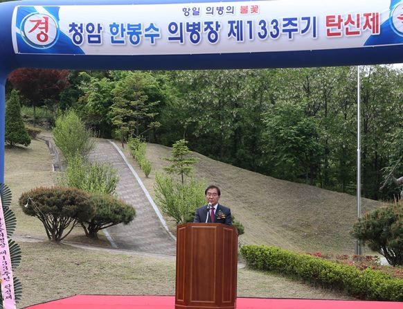 ▲ 13일 청암 한봉수 의병장 133주기 탄신제에서 이승훈 청주시장이 축사를 하고 있다.ⓒ청주시