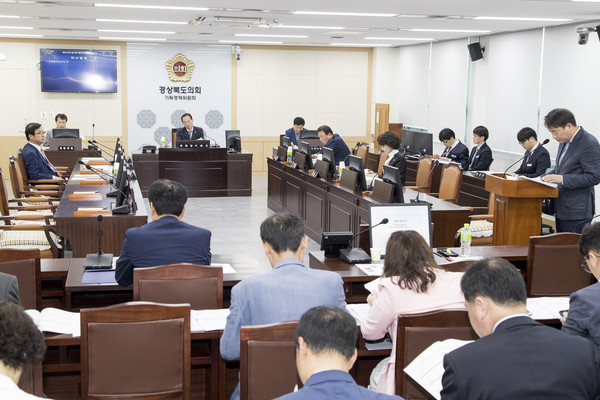 ▲ 경북도의회는 12일 회의를 열고 기획조정실로부터 업무보고를 들었다.ⓒ도의회
