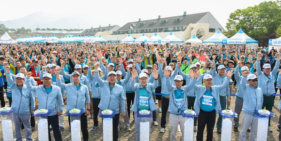 ▲ 한국철강협회는 5월 13일 오전 9시 경기도 하남시 미사리 경정공원에서 철강업계 임직원 및 철강가족 등 4000여명이 참가한 가운데 철강산업의 도약과 철강인의 화합을 다짐하는 마라톤 대회를 개최했다.ⓒ한국철강협회