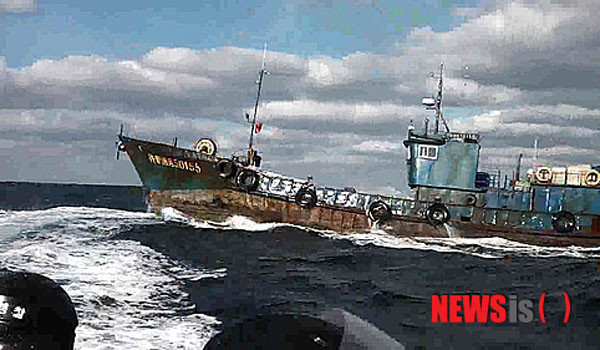 ▲ 2014년 3월 북방한계선(NLL)을 넘어 불법조업을 하다 한국해경에 나포된 북한 어선. 최근 북한 어선들은 그물과 연료가 없어 출어를 하지 못하고 있다고 한다. ⓒ뉴시스. 무단전재 및 재배포 금지.